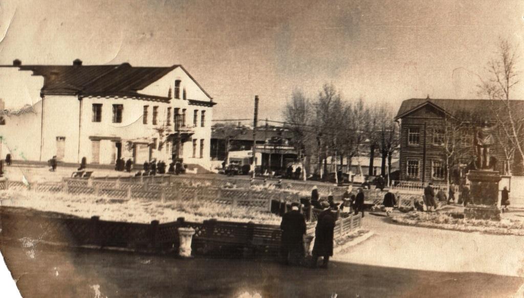 Дом шахтера. 1950. -– Изображение (неподвижное ; двухмерное) : электронное // Муниципальное бюджетное учреждение культуры Анжеро-Судженского городского округа «Городской краеведческий музей» : сайт. – URL : http://as-museum.ucoz.ru/publ/2-1-0-729 (дата обращения : 03.03.2022). 
